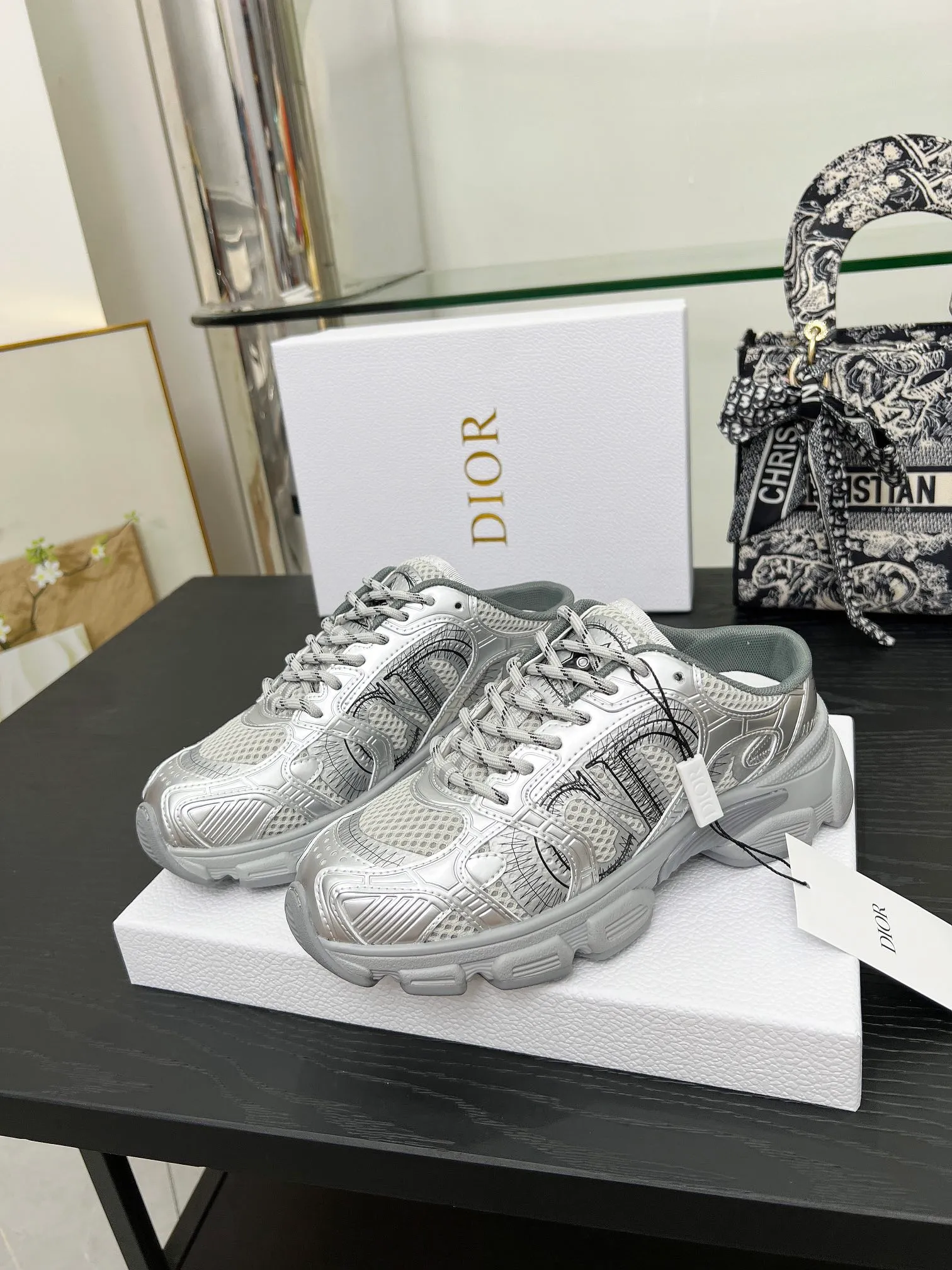 p560🐮🐮This Dior Chrono sports half slipper reinterprets running shoes with Dior's haute couture style. Gray mesh fabric is paired with tonal suede calfskin panels, the CD logo on the side, the star patch on the tongue and the Dior logo on the heel, all in classic fine detail. Featuring two-tone laces and a lightweight sole with star graphics, they can be worn year-round. Size: Women’s size 35-41 (35/42 can be customized) Men’s size 40-46 (men’s version is being printed) Color: 12 colors available